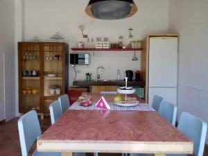 バルチェッローナ・ポッツォ・ディ・ゴットにあるIdria B&Bのキッチン(ケーキ付きテーブル付)