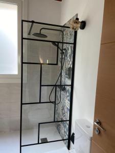 estante de cristal en el baño con aseo en Reginita Apartamentos, en Arbo