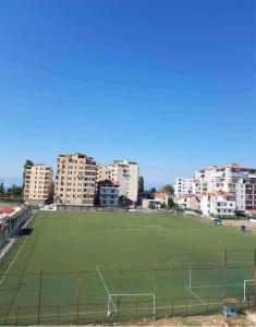 un grand terrain de football en face de certains bâtiments dans l'établissement Malena, à Pogradec