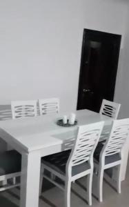 une table et des chaises blanches avec une table et des chaises blanches dans l'établissement Malena, à Pogradec