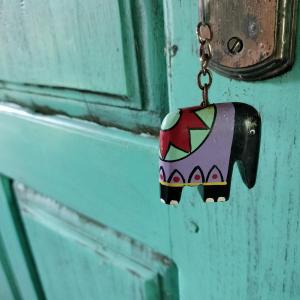アルガムベイにあるThe Jungle Houseの象の装飾品付きのドアに付いた鍵鎖