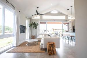 TV/trung tâm giải trí tại Next To Beach Club Blue 2 Bedroom Family Villa