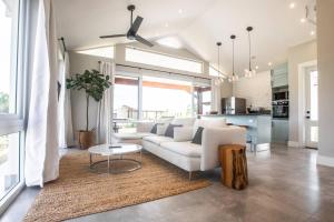 Khu vực ghế ngồi tại Next To Beach Club Blue 2 Bedroom Family Villa