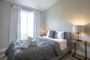 Giường trong phòng chung tại Next To Beach Club Blue 2 Bedroom Family Villa
