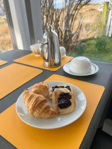 un plato blanco con un pastel en una mesa en Ardmorn Holiday Accommodation, en Dunvegan