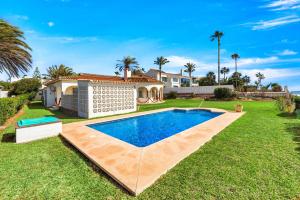 una casa con piscina en un patio en 1100 Marbella Beachfront first line en Marbella