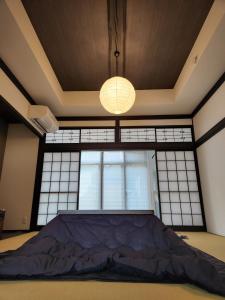 富山市にあるToyama - House - Vacation STAY 19675vの大きな窓付きの客室の大型ベッド1台分です。
