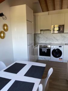 Kuchyň nebo kuchyňský kout v ubytování Reginita Apartamentos