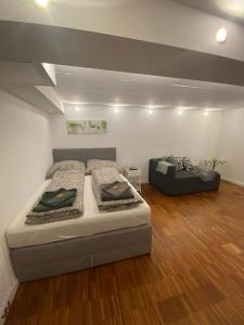 sypialnia z łóżkiem i kanapą w obiekcie Gästehaus Brunswiek Studio w mieście Vordorf