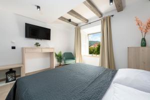 Un dormitorio con una cama grande y una ventana en Sounds of Ragusa en Dubrovnik