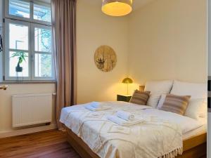 1 dormitorio con 1 cama grande y toallas. en Großzügig und super zentral, en Regensburg