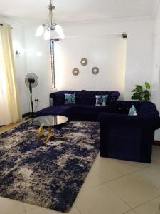 Een zitgedeelte bij 1 bedroom in nyali Cinemax 5min to English point marina Moira court apartments