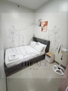 una camera con letto e scrivania con lampada di THE ACE PAD at SMDC Charm Residences a Manila