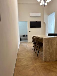 ein Esszimmer mit Tisch und Stühlen in der Unterkunft Domus Dionisio Apt by Addler House Ospitality in Syrakus