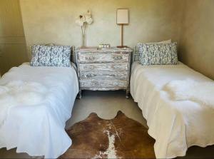 Duas camas sentadas ao lado de uma cómoda num quarto em Polo Club Lodge em Lobos