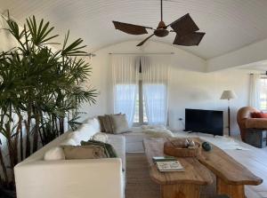 uma sala de estar com um sofá e uma mesa em Polo Club Lodge em Lobos