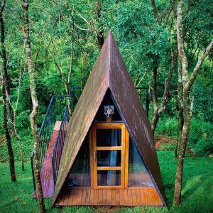 Koroth的住宿－KAP KOROME VILLAGE RESORT，树林中的一个小屋,有金字塔屋顶