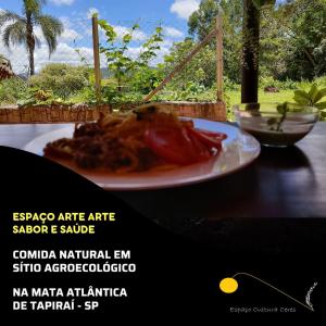 een bord eten op een tafel bij Sítio na Mata Atlântica in Tapiraí