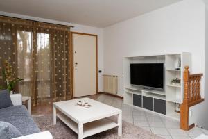 TV a/nebo společenská místnost v ubytování Casa Indipendente con Giardino