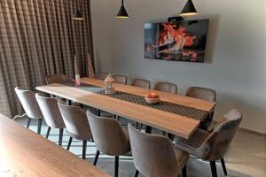 a conference room with a wooden table and chairs at Horizon Blanc - Chalets dans les 2 Alpes in Les Deux Alpes