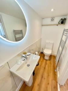 Luxury 1 bed Apartment في بورتاداون: حمام مع حوض أبيض ومرحاض