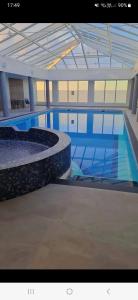 Bazén v ubytování Chalet 18 Widemouth Bay Holiday Village nebo v jeho okolí