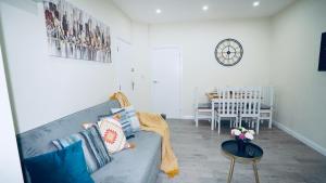 sala de estar con sofá y mesa en F3 Ground floor Luxury flat Gants Hill, en Redbridge