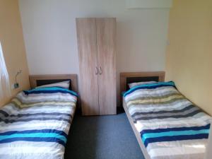 twee bedden in een kleine kamer bij FeWo-Rantafutt in Olsberg