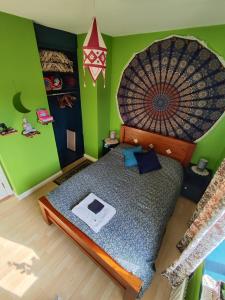 The Green Room Homestay في غالواي: غرفة نوم بسرير كبير في غرفة بجدران خضراء