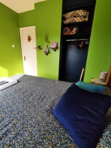 Letto o letti in una camera di The Green Room Homestay