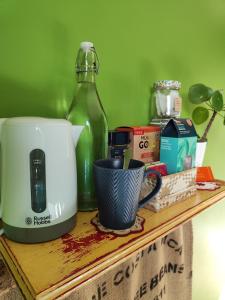 una encimera con tostadora y una taza en ella en The Green Room Homestay, en Galway