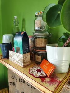 una mensola con cibo e una pianta sopra di The Green Room Homestay a Galway