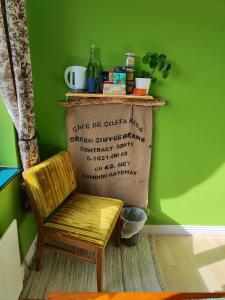 krzesło w pokoju z zieloną ścianą w obiekcie The Green Room Homestay w Galway