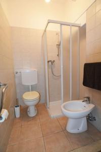 a bathroom with a shower and a toilet and a sink at Casa della Magnolia - In pieno Centro Storico in Padova