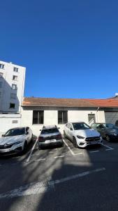 een groep auto's geparkeerd op een parkeerplaats bij ÂU-LAC loft rénové en 2024 in Lourdes