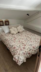 een bed met kussens in een slaapkamer bij ÂU-LAC loft rénové en 2024 in Lourdes