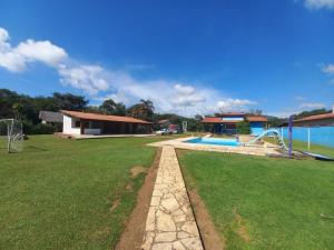 um quintal com piscina e casa em Chácara linda em Extrema em Extrema