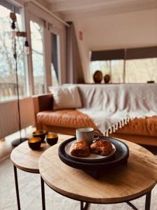 un tavolino con un piatto di ciambelle in soggiorno di The Forest Cabin Durbuy a Durbuy
