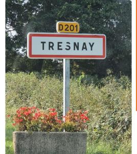 a street sign for a treeasy in front of flowers at Gite Loft 3 étoiles in Tresnay