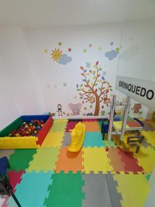 a childrens play room with a play floor with a playicrobial at Apartamento quarto/sala, Garibaldi Prime in Salvador