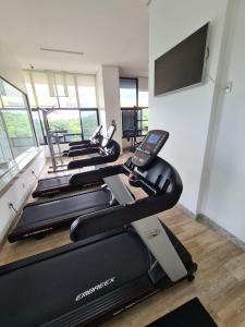 a row of treadmills in a gym with treadleys at Apartamento quarto/sala, Garibaldi Prime in Salvador