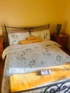 ein Bett mit zwei Kissen in der Unterkunft Ballytigue House in Droíchead an Chláir
