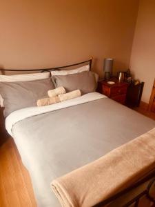 Droíchead an Chláir的住宿－Ballytigue House，一张白色的大床,带两条毛巾