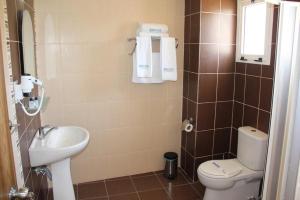 łazienka z toaletą i umywalką w obiekcie Kaplica Hotel w mieście Famagusta