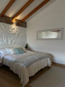 佩德尼亞的住宿－Bahía de Pedreña 2，一间卧室配有一张石墙床