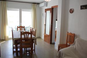 uma cozinha e sala de jantar com mesa e cadeiras em Duplex Antonio Machado em Carboneras