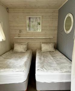 Postel nebo postele na pokoji v ubytování Solhaga Kullahalvön