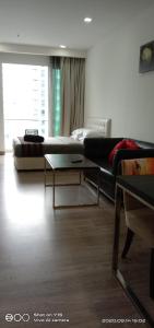 ein Wohnzimmer mit einem Sofa und einem Couchtisch in der Unterkunft ACS home in Kuala Lumpur