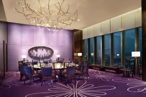 台北的住宿－台北W 酒店，一间带桌椅和吊灯的用餐室