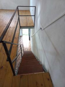 uma escada num edifício com piso em madeira em Departamento en Paraná em Paraná